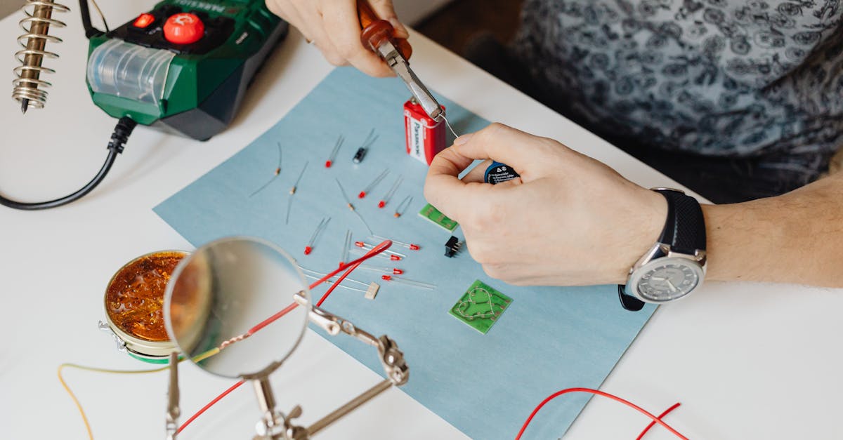 découvrez nos circuits imprimés faits main, alliant précision artisanale et qualité pour vos projets électroniques uniques.